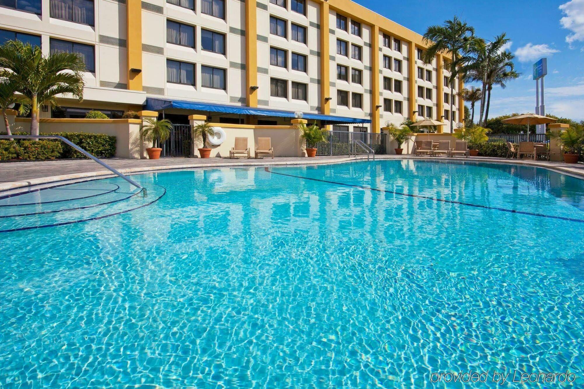 Holiday Inn Express Hotel & Suites Miami - Hialeah By Ihg Zewnętrze zdjęcie